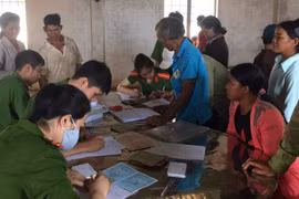 Công an huyện Mang Yang làm chứng minh nhân dân, tặng quà tại làng Pờ Yầu