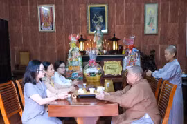 Hội LHPN Gia Lai: Chúc mừng các ni trưởng, sư cô nhân Đại lễ Phật đản