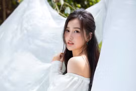 Mai Phương Thúy mặc trễ vai quyến rũ hút mắt, nhan sắc chuẩn "đại mỹ nhân"