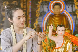 Diệp Bảo Ngọc mặc áo nâu, để mặt mộc, làm công quả ngày Phật đản