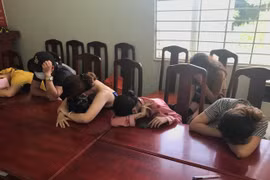 10 nam, nữ 'bay lắc' ma túy xuyên đêm rồi "chất" lên một ô tô 4 chỗ