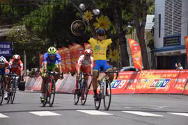 Tay đua Nguyễn Tấn Hoài của đội Dược Domesco Đồng Tháp về nhất chặng 9