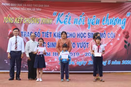 Tặng 3 sổ tiết kiệm cho học sinh khó khăn