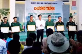 Khen thưởng tập thể, cá nhân Trung đoàn 48 làm tốt công tác dân vận