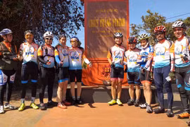 CLB Xe đạp Gia Lai tổ chức hành trình về nguồn thăm di tích lịch sử chiến thắng Plei Me