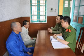 Nhóm người Trung Quốc ghi thông tin lấy được lên thẻ ngân hàng giả rút 300.000 USD