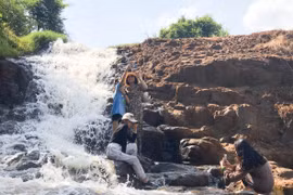 Nhiều thác nước hấp dẫn du khách dịp nghỉ lễ