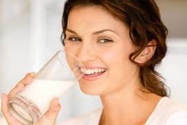 Có nên uống sữa trước khi đi ngủ không?