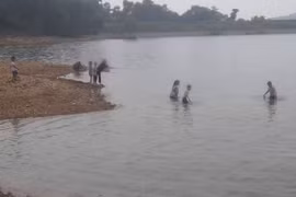 Đi tắm ở đập nước, 2 nam sinh chết đuối thương tâm