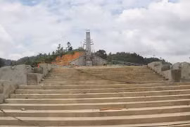 Tượng đài 14 tỉ đồng ở huyện nghèo: Còn nhiều thứ thiết thực hơn!