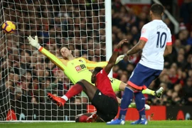 Pogba 'nhảy múa' tại Old Trafford, Man United chỉ còn kém Arsenal 3 điểm