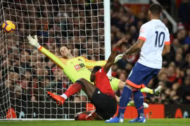 Pogba 'nhảy múa' tại Old Trafford, Man United chỉ còn kém Arsenal 3 điểm