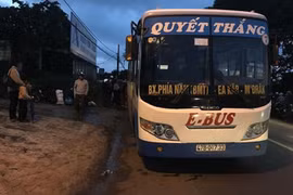 Vừa bước xuống xe, bé trai 5 tuổi bị xe buýt cán tử vong