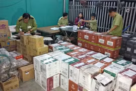 Tóm gọn lô hàng lậu có hàng ngàn chai rượu ngoại