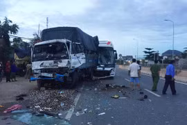 Xe khách tông nhau trên quốc lộ,2 người chết,7 người bị thương