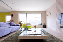 Căn hộ màu sắc được trang trí bằng giấy dán tường