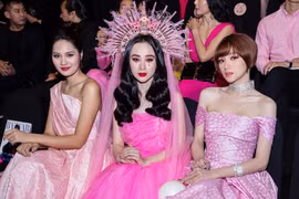 Angela Phương Trinh diện cả cây hồng rực gây 'náo loạn' thảm đỏ