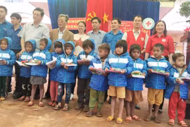 Chung tay chăm lo "Tết vì người nghèo và nạn nhân chất độc da cam"