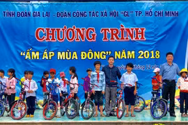 Trao tặng nhiều phần quà ý nghĩa cho người dân nghèo và học sinh