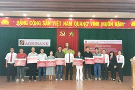 Agribank Gia Lai trao thưởng cho đơn vị thanh toán QR Code