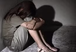 Hai thanh niên khống chế hiếp dâm bé gái 15 tuổi cướp tài sản