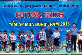 Trao tặng nhiều phần quà ý nghĩa cho người dân nghèo và học sinh