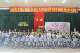 Tặng xe đạp tiếp bước học sinh đến trường