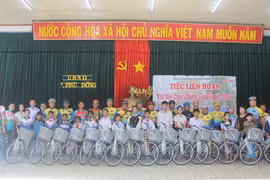 Tặng xe đạp tiếp bước học sinh đến trường