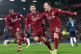 Liverpool đòi lại ngôi đầu, MU chìm trong khủng hoảng