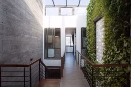 Gia chủ Đà Nẵng xây 2 cầu thang để nhà ống 25 m sáng trưng