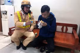CSGT Hà Nội giúp đỡ thiếu niên Ê Đê bị kẻ gian trộm hết đồ