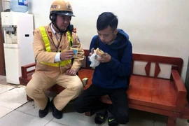 CSGT Hà Nội giúp đỡ thiếu niên Ê Đê bị kẻ gian trộm hết đồ