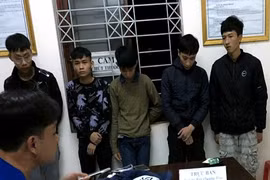 Nhóm thiếu niên vác dao rựa đi đòi nợ thuê