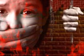 Bé gái 3 tuổi bị cưỡng hiếp phải nhập viện