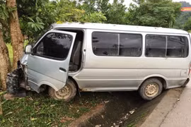 Xe khách chở gỗ lậu điên cuồng tông móp xe KL khi bị truy đuổi