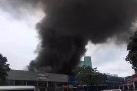 Cháy lớn gara ô tô gần trụ sở Liên đoàn Bóng đá Việt Nam-VFF