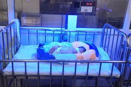 Bé gái chưa rụng rốn bị bỏ rơi dưới giá rét tê tái