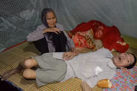 Thân cò lặn lội nuôi cả nhà đau yếu