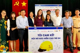 Tặng hơn 9.000 mũ bảo hiểm cho 12 trường tiểu học