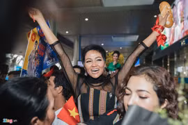 H'Hen Niê cầm bánh mì, bật khóc giữa vòng tay chào đón ngày trở về