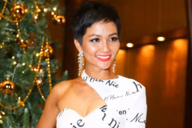 H'Hen Niê dành toàn bộ 600 triệu đồng tiền thưởng làm từ thiện