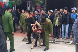 Ngáo đá cố thủ trong tiệm may gần 6 tiếng,dùng kéo tự đâm vào bụng