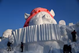 Ngộ nghĩnh tác phẩm điêu khắc những chú lợn tuyết hạnh phúc