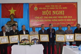 Tặng giấy khen cho 11 tập thể và 38 cá nhân