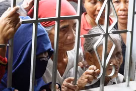 Ông Hiếu phá tủ vũ khí để lấy súng