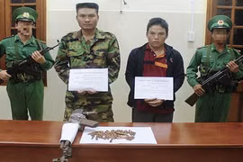 Mang súng AK và hàng chục viên đạn vào khu vực biên giới săn bắn