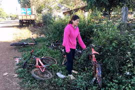 Học sinh để xe đạp ngổn ngang ngoài cổng trường