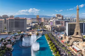 Những nơi chiêm ngưỡng 'tháp Eiffel' mà không cần tới Pháp