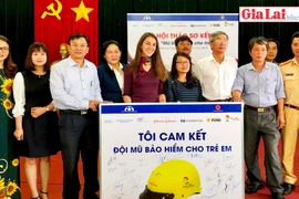 Tặng hơn 9.000 mũ bảo hiểm cho học sinh tiểu học