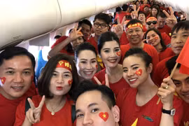 CĐV VN "nhuộm đỏ" sân bay Kuala Lumpur,sẵn sàng "tiếp lửa" trận chung kết